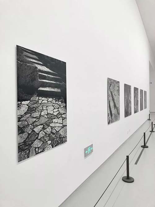 “雅典衛(wèi)城”系列與“蘇州園林”系列隔空相對，展覽現(xiàn)場